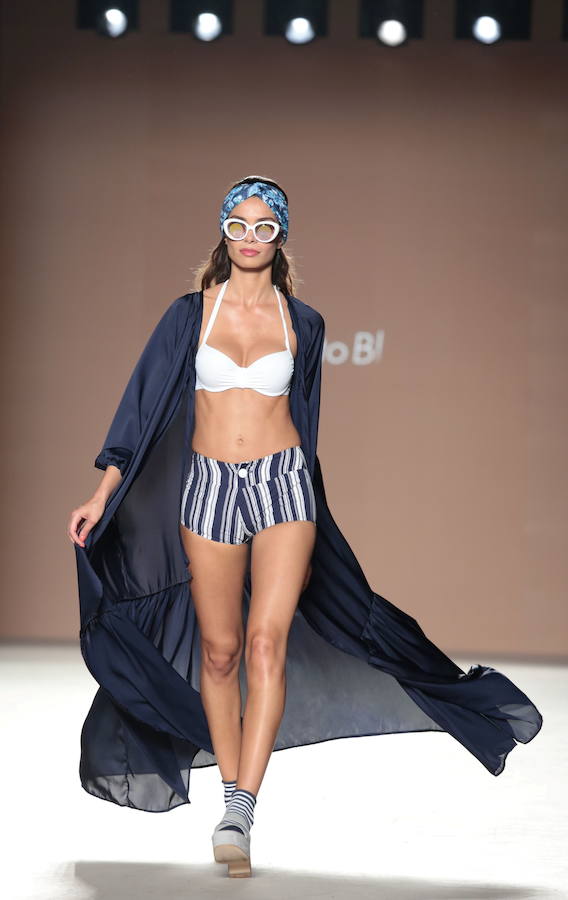 El azul marino y el blanco, combinación infalible en los looks veraniegos como el que propone Punto Blanco