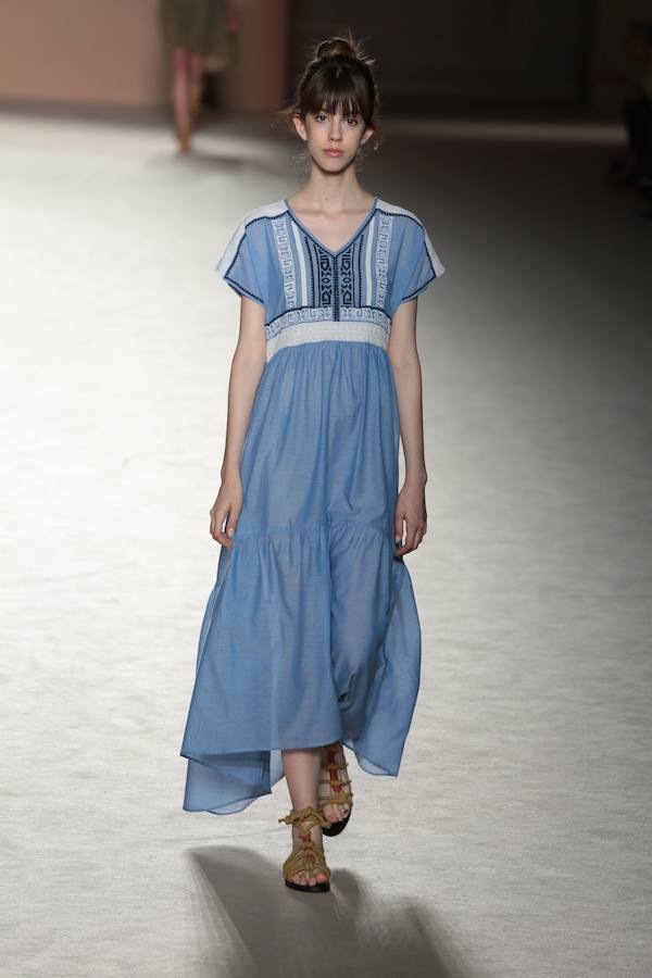 Vestido azul de estilo boho que Sita Murt ha subido a la pasarela