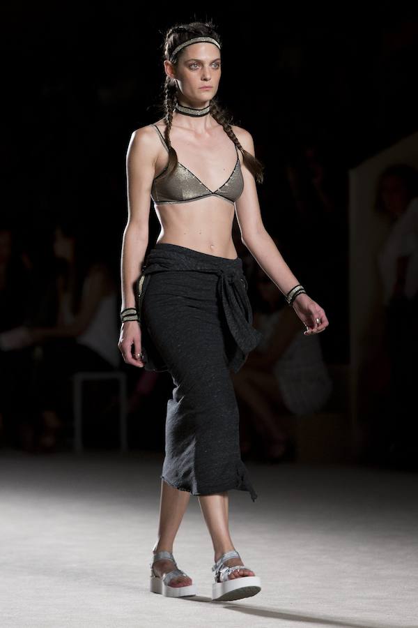 TCN presentó en la 080 Barcelona Fashion looks con tintes deportivos como este