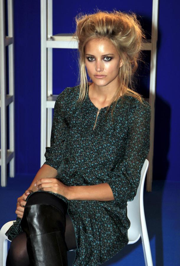 A Alba Carrillo la hemos visto desfilar más en el pasado que en el presente. Así se preparaba en el 'backstage' de Cibeles en 2010.