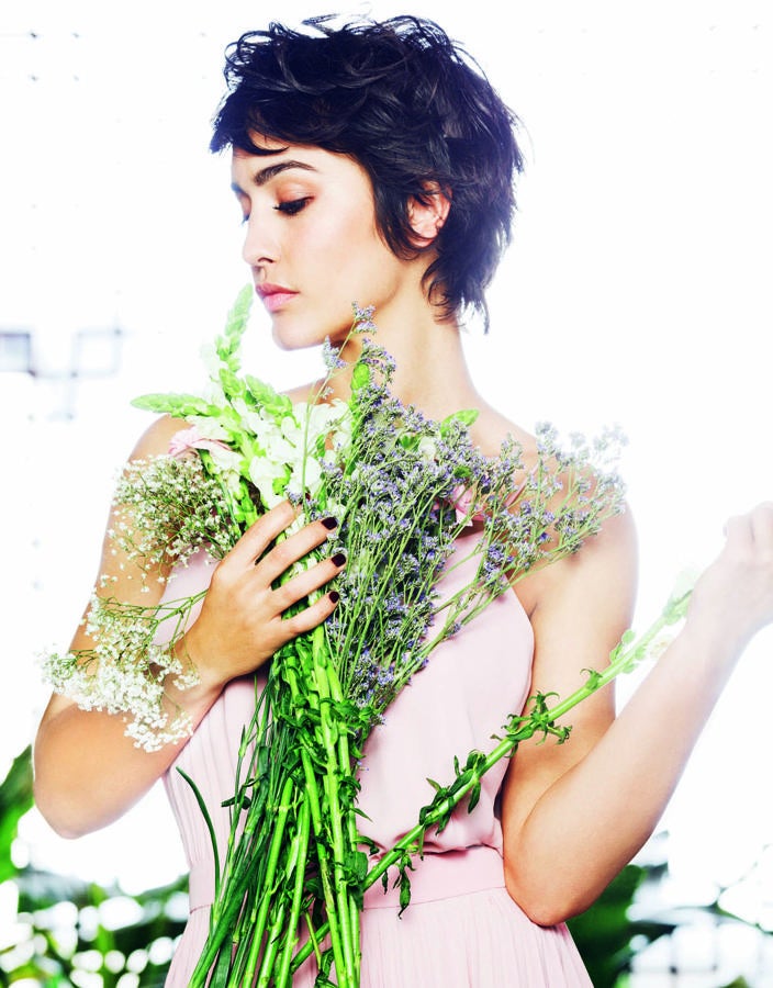 Frescor y luminosidad. Antes de aplicar la base de maquillaje, la piel se hidrata e ilumina con un boost de energía gracias a la loción. Después, un maquillaje trifásico para lograr un tono veraniego casi a medida. Un producto de cejas para enmarcar la mirada y un velo de color en los labios ponen el punto final al look.