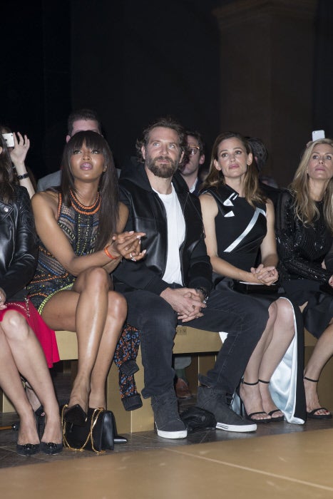 Que, por cierto, la actriz comparió primera fila con Naomi Campbell y con Bradley Cooper.