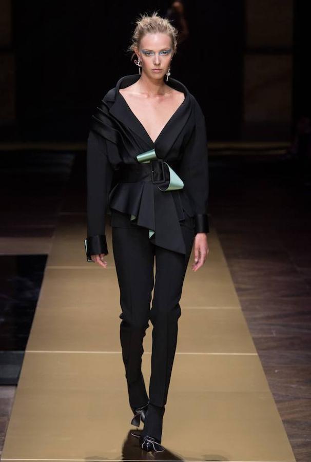 Una de las propuestas de la firma compuesta por pantalón ajustado y chaqueta con lazada en dos colores.