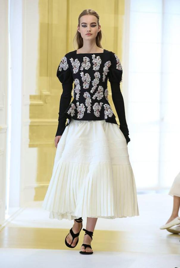 Falda blanca plisada con cuerpo joya en color negro de la casa francesa