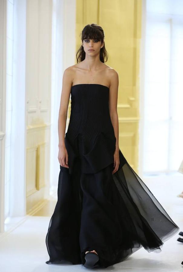 Dior recupera el escote palabra de honor en diseños como este