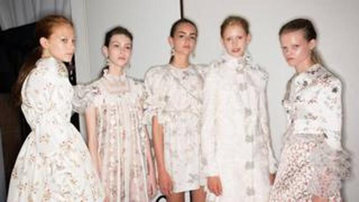 Fotos: Giambattista Valli vuelve a poner su sello romántico en París