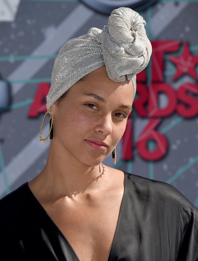 La cantante Alicia Keys ha dado un paso más y no solo se muestra sin maquillaje en su perfil de Instagram: desde hace algunos meses no utiliza ni una gota de maquillaje ni en sus conciertos, ni en sus apariciones públicas.