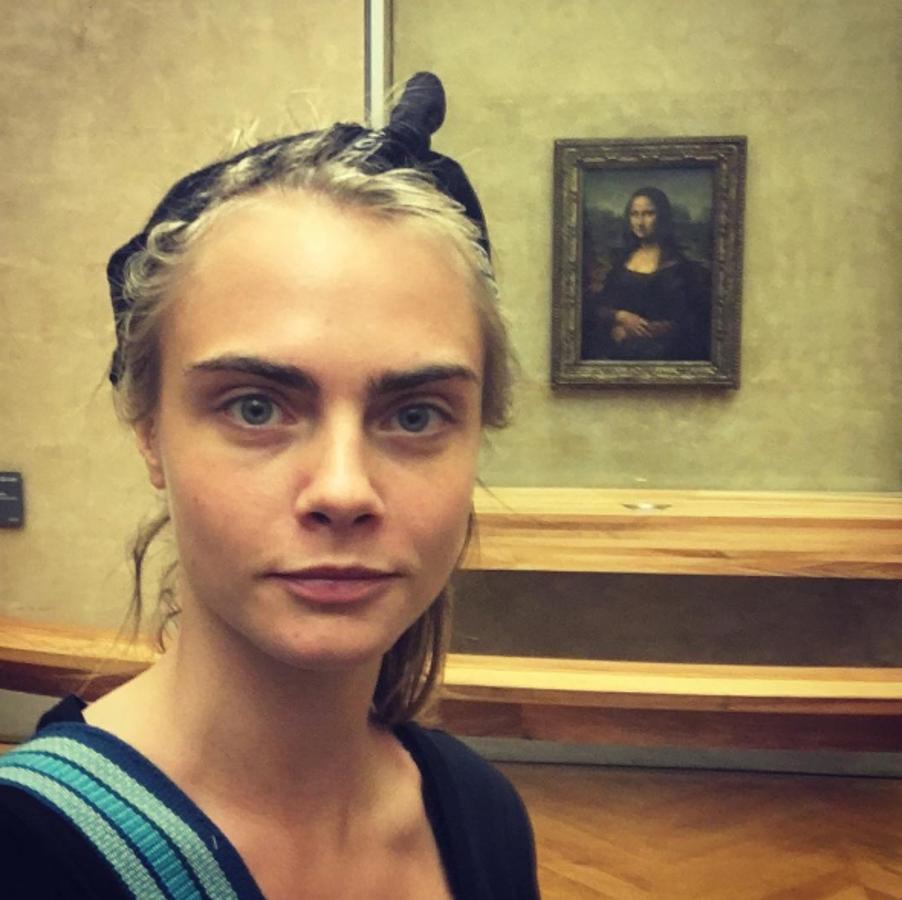 La actriz, antes modelo, Cara Delevingne, es otra de las famosas que no teme mostrarse ante el mundo tal y como es. En esta imagen, junto al cuadro de la La Gioconda, Cara Delevingne posa sin maquillaje.