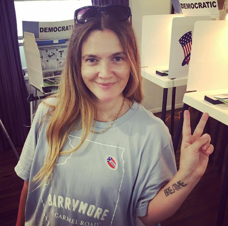 La actriz Drew Barrymore es otra de las famosas que suele mostrar en su perfil de Instagram fotos en las que podemos verla sin maquillaje.