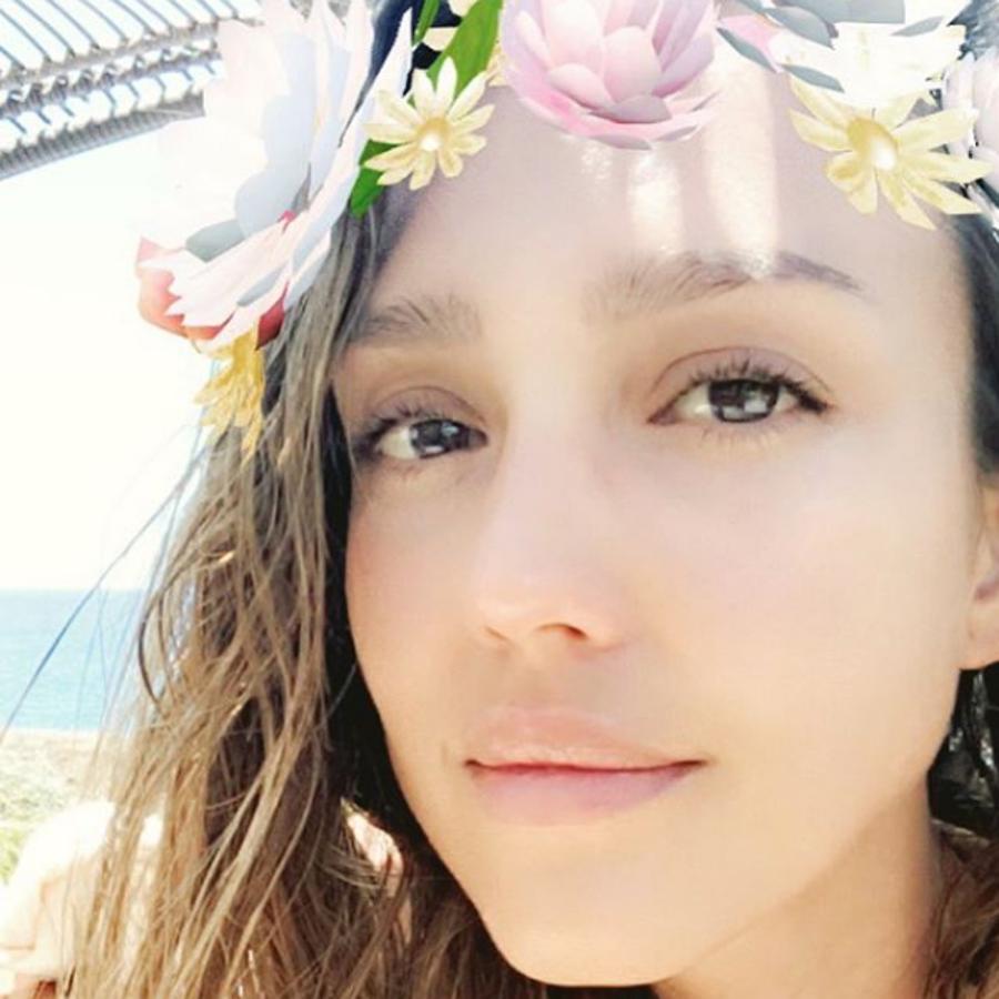 ¿Reconocerías a la actriz? Jessica Alba parece una niña en esta imagen que compartió con sus seguidores de Instagram y enla que aparece en la playa, sin maquillaje.