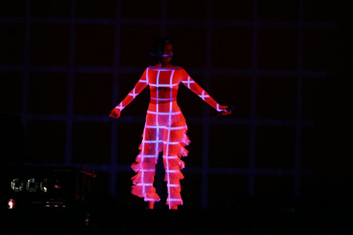 Rihanna, con un traje reflectante durante su actuación en los Brit Awards, en Londres