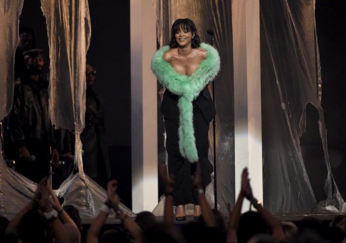 Rihanna presumió de escotazo durante su actuación en los Billboard Music Awards en Las Vegas.