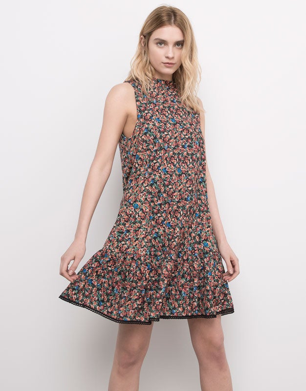 Pull&bear tiene una gran variedad de diseños cómodos y alegres para el verano como este (Precio rebajado de 22.99 a 15.99 euros)