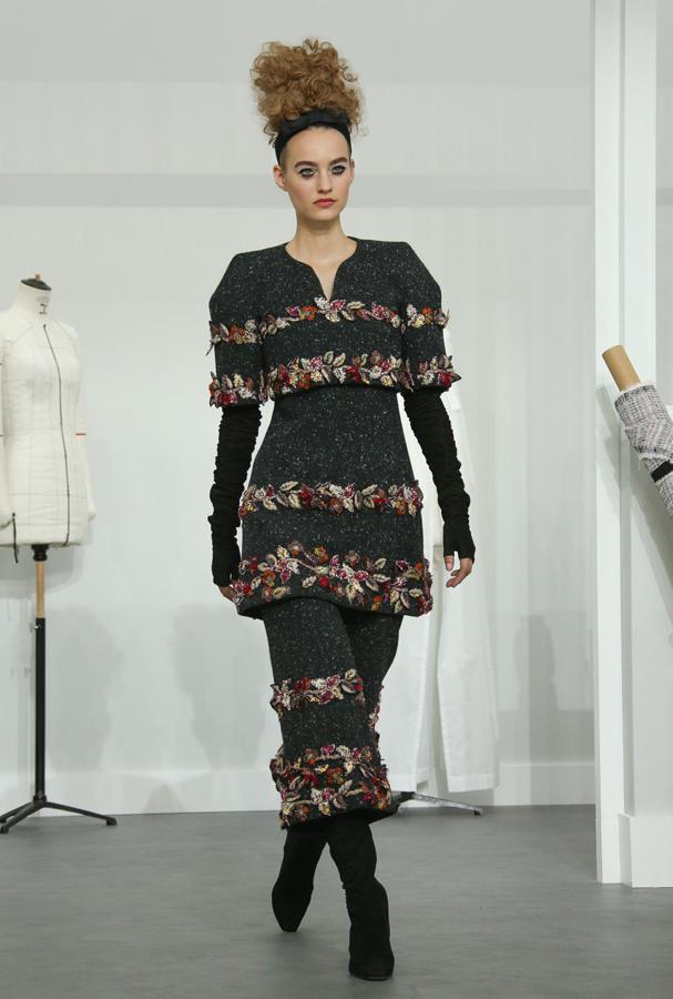 En gris y con detalles de flores bordadas en la zona de la falda y la chaqueta