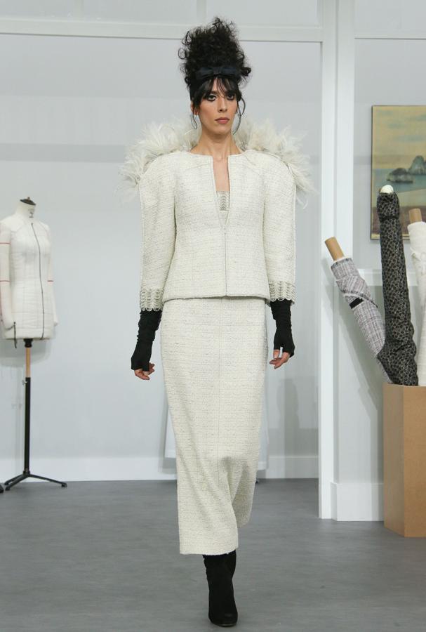 Traje de chaqueta y falda en color crudo de la colección que Chanel ha presentado en París