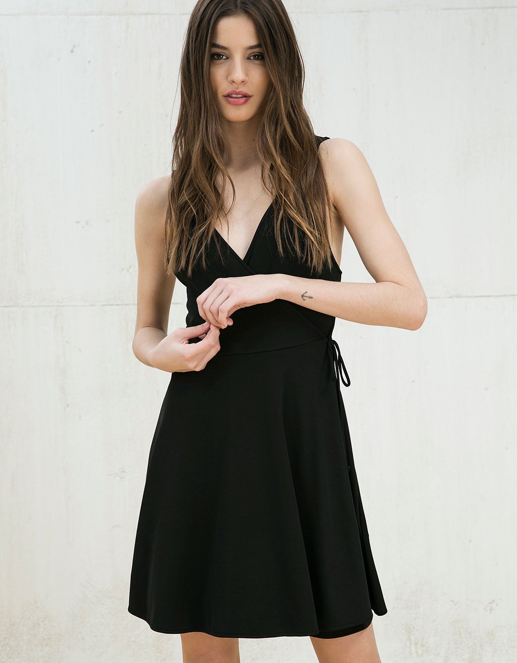 Sencillo, cómodo y capaz de sacarte de cualquier apuro, este vestido negro disponible en Bershka (Precio rebajado de 17.99 euros a 12.99 euros)