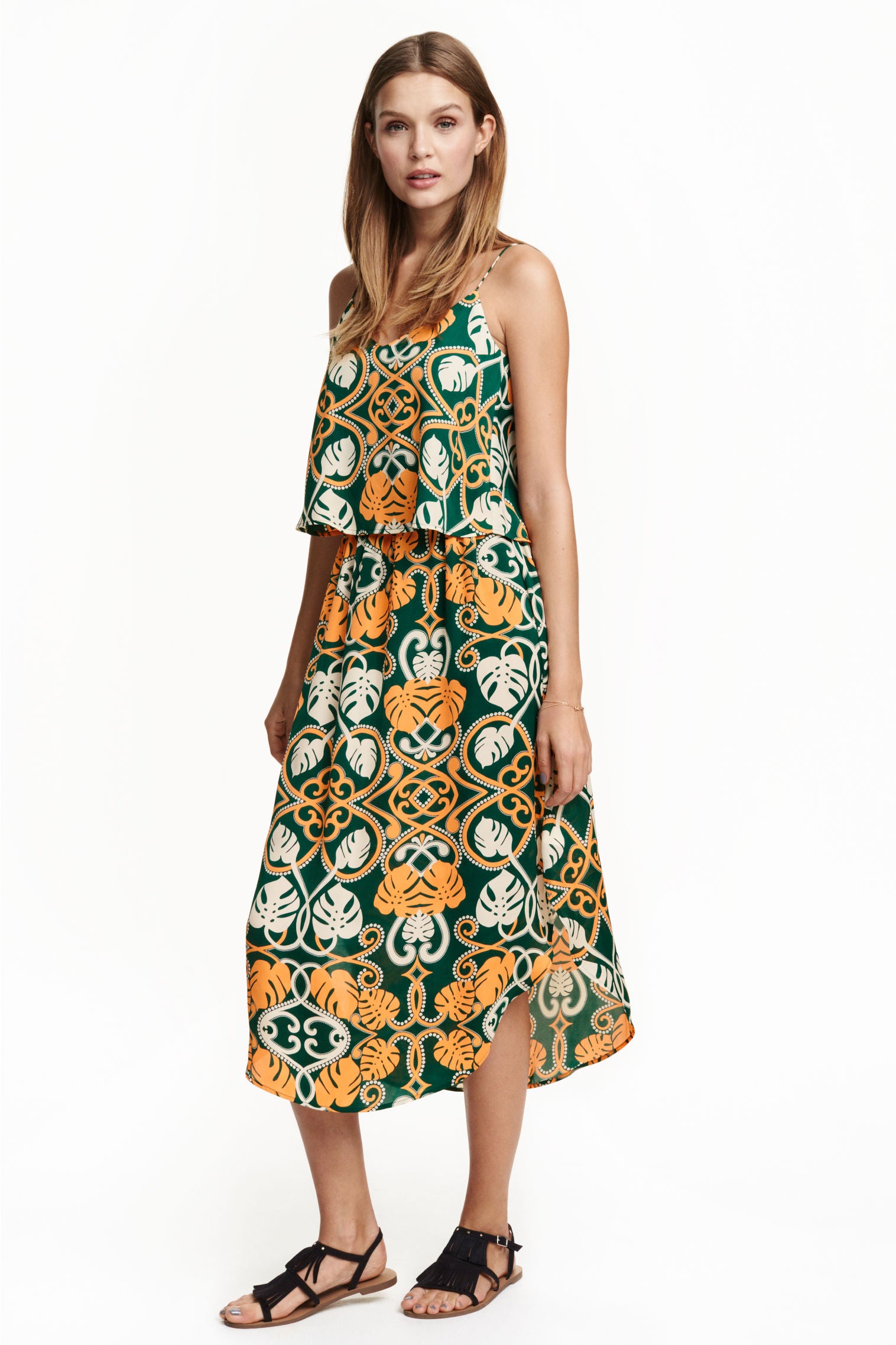 Cómodo y de alegre colorido para el verano, este vestido de tirantes de H&M (Precio: de 29.99 euros a 14.99 euros)