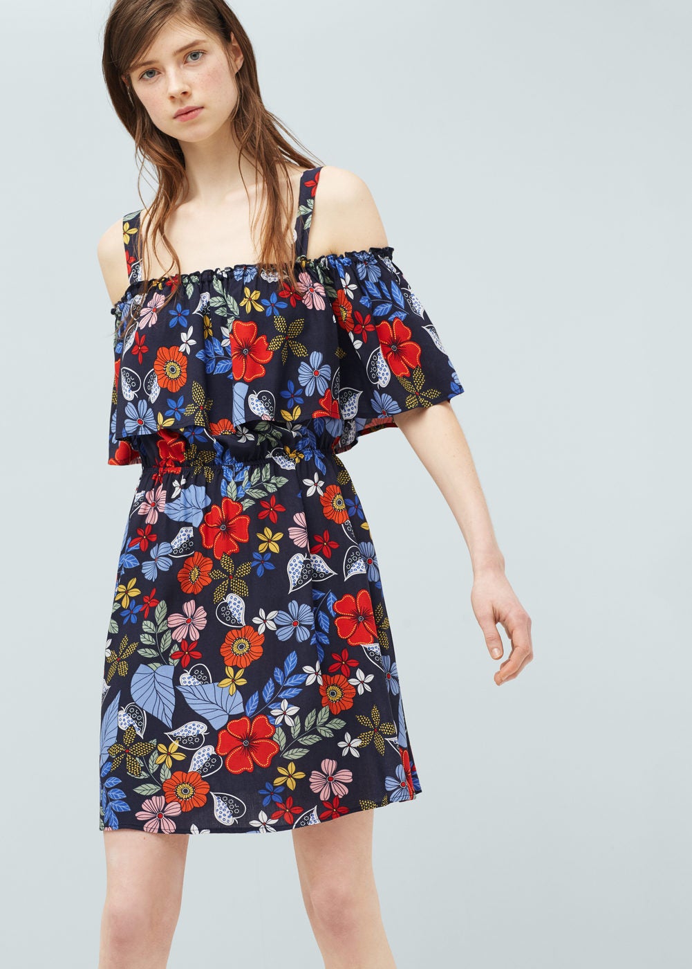 De estampado floral y dejando los hombros al descubierto es este vestido que podrás encontrar en Mango (Precio: 12.99 euros de 25.99 euros)