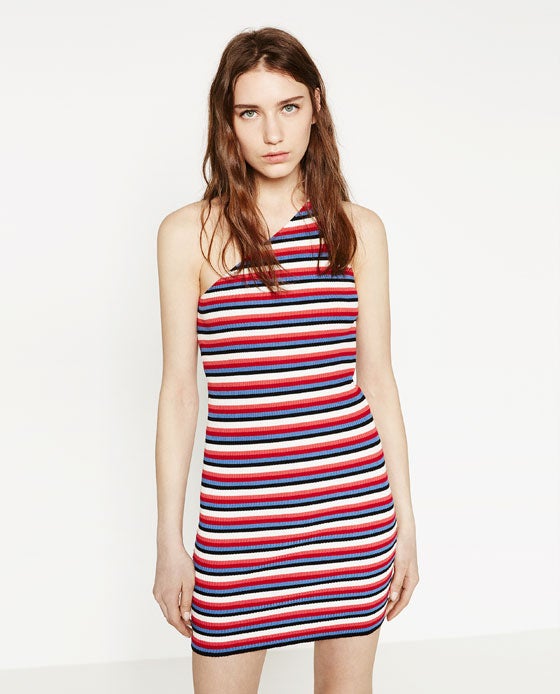 De punto, a rayas de colores y con escote asimétrico, uno de los minivestidos de Zara (Precio rebajado de 12.95 euros a 7.95 euros).