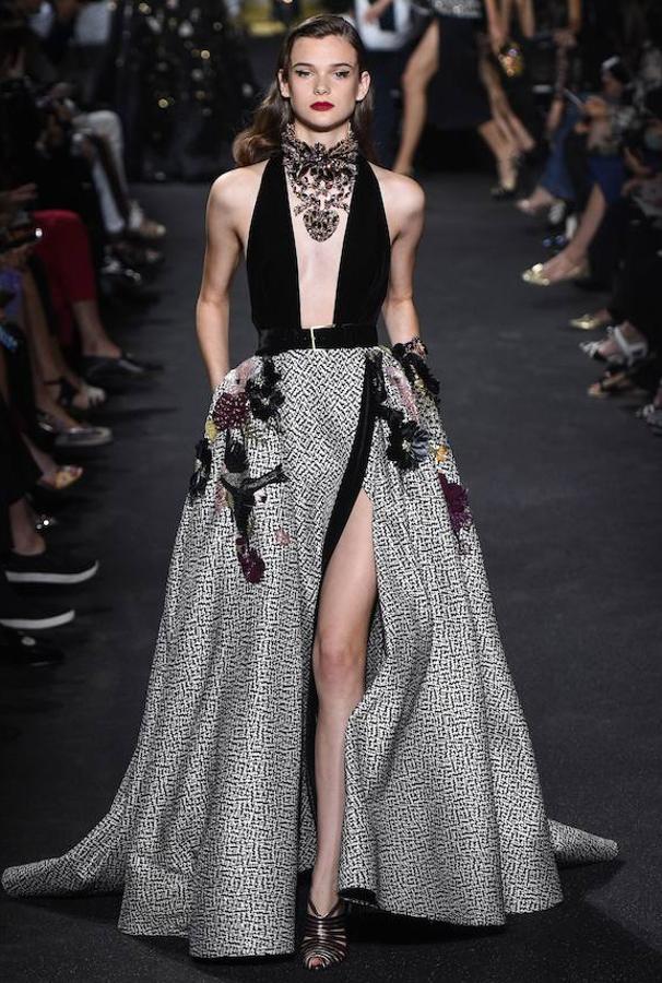 Uno de los sensuales modelos de la firma que ha subido a la pasarela de París