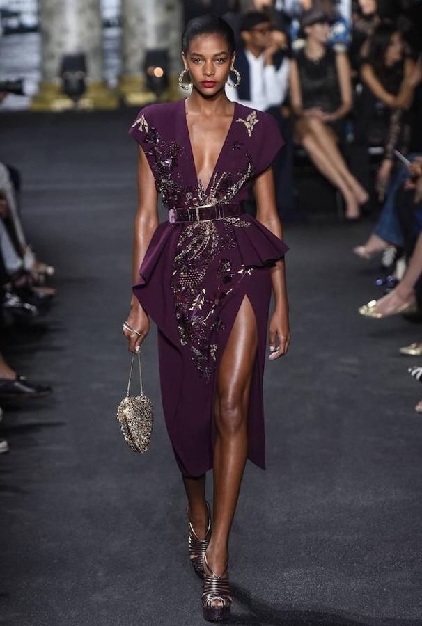 Otro de los diseños en los que el escote es el gran protagonista