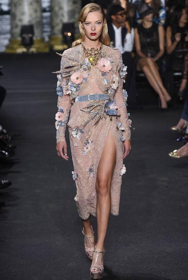 Los tonos empolvados, las flores y el encaje casan a la perfección en diseños como este