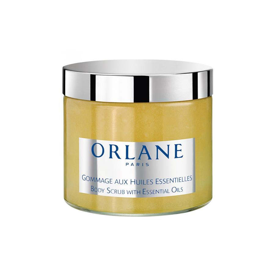 Drenante y exfoliante. Con aceites esenciales de romero, limón y canela china, y sales marinas. Tiene una textura de aceite gelificado y se aplica sobre la piel seca. (65 €)