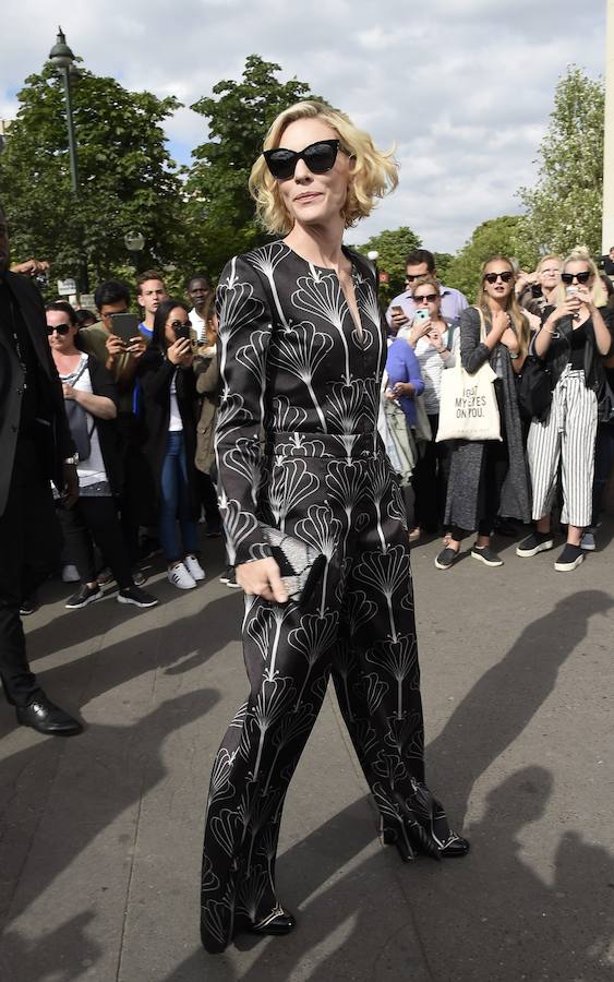 Fiel a Giorgio Armani, así llegaba la actriz al desfile de la firma en París