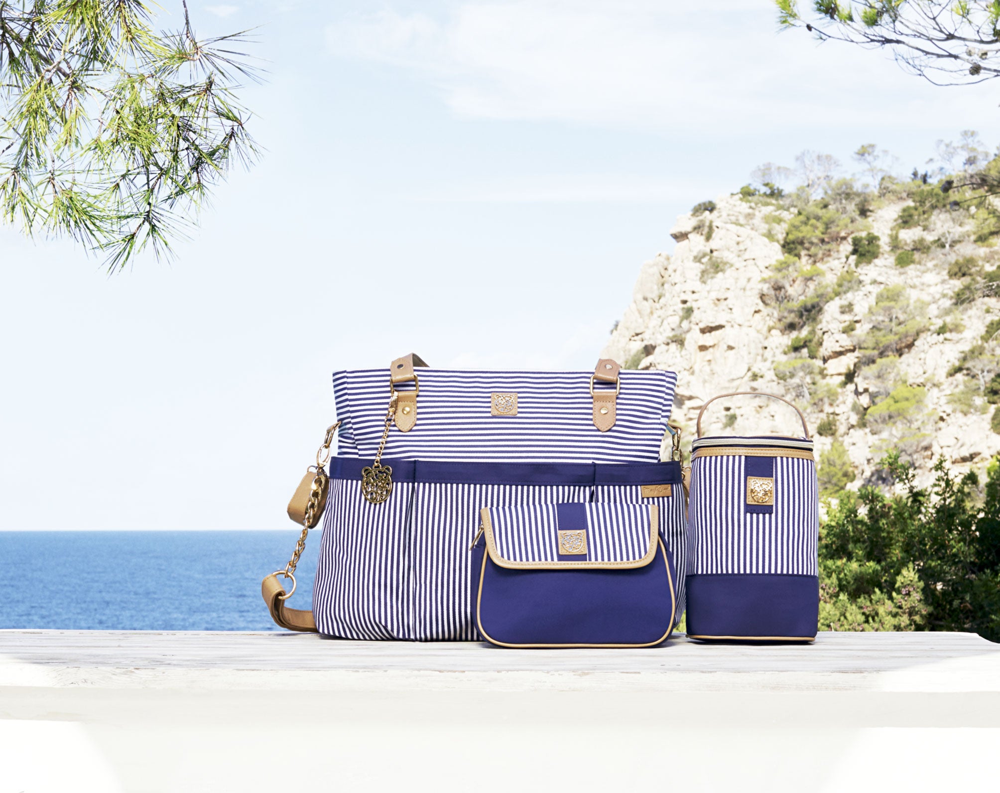 En vacaciones cambia el estilo de tus accesorios. Pero no solo de los tuyos, también los de tu bebé. ¿Una propuesta? Estos de estilo marinero, que no pesan y tiene mucha capacidad. mayoral.es.