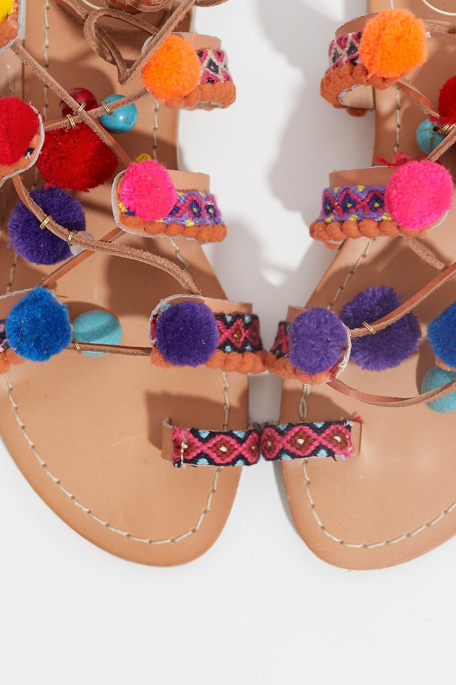 ¿Aún no tienes unas sandalias con pompones? Una de sus múltiples versiones la encontrarás en El armario de la tele (Precio rebajado de 88.56 euros a 70.85 euros)