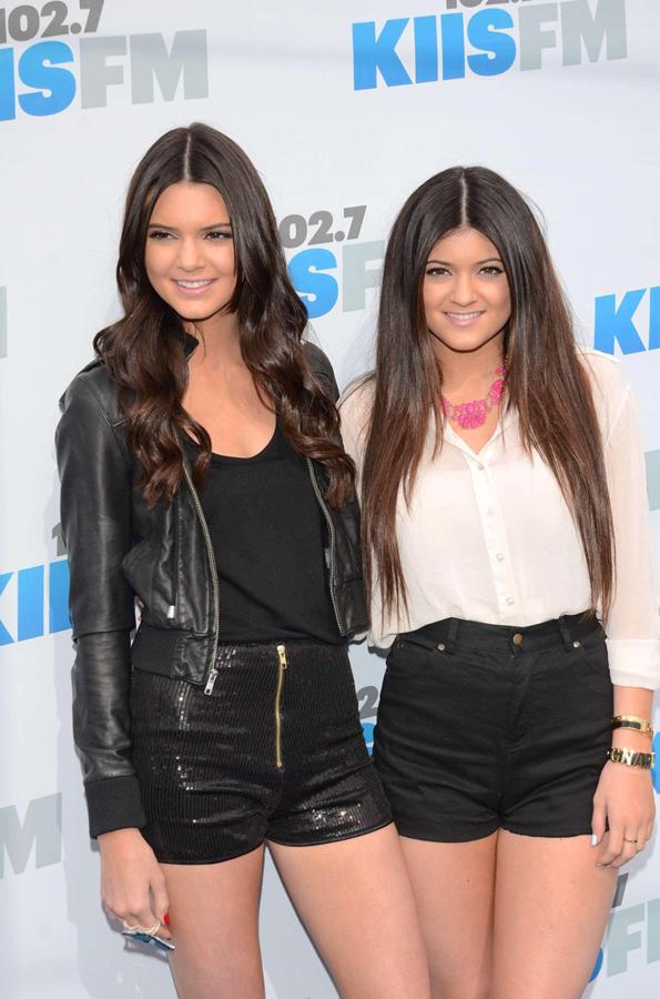 Aquí vemos a las hermanas Kendall y Kylie en una foto de 2012. El cambio radical de Kylie todavía no había empezado, mientras Kendall lucía un aspecto más aniñado y (con una nariz más gruesa) del que hace gala hoy día.