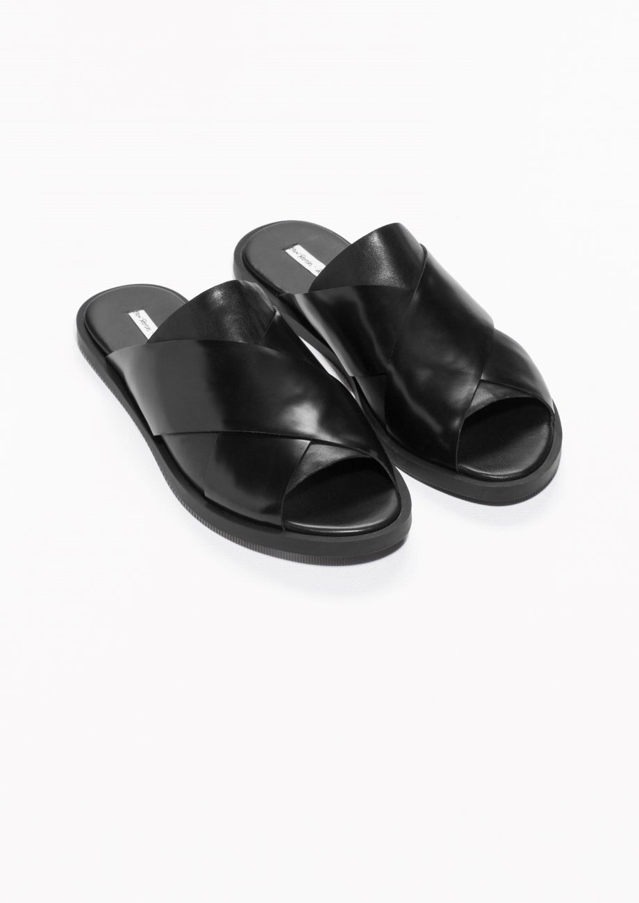 En color negro, las de estilo pala continuan un verano más entre nosotros (Precio rebajado de 75 euros a 38 euros).