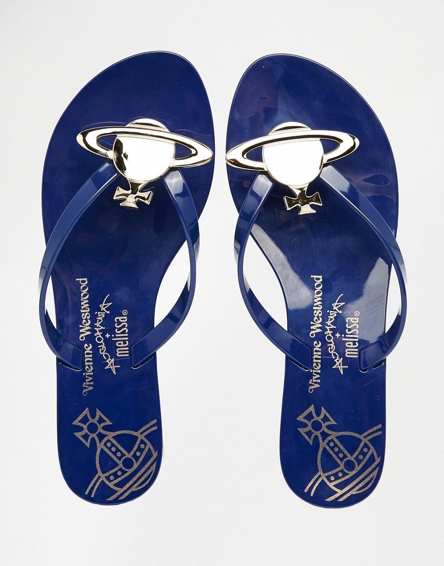 La diseñadora ha creado para la firma de sandalias este original modelo que puedes encontrar con un importante descuento (Precio rebajado de 107,49 euros a 77,49 euros).