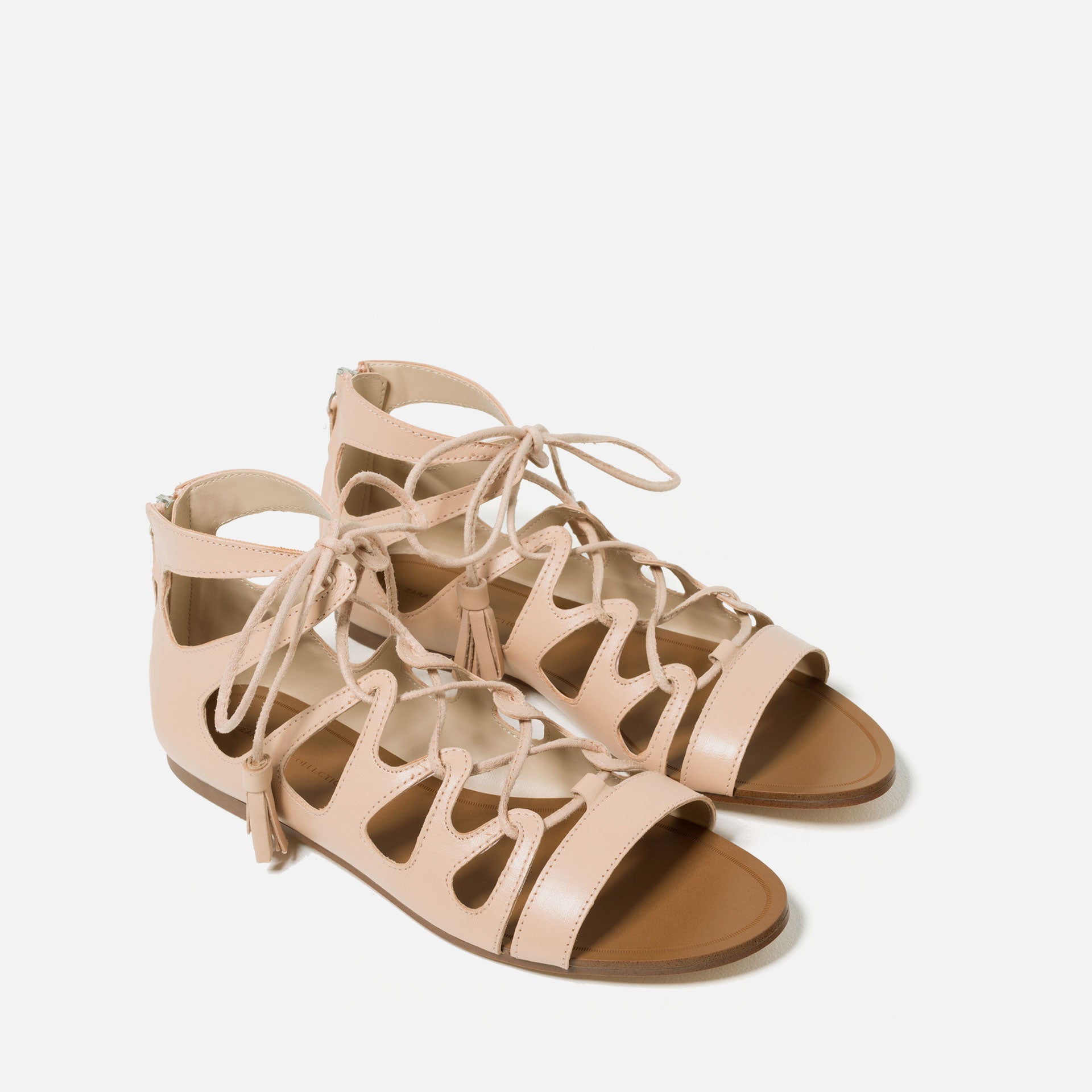 Si necesitas un modelo "comodín", este de Zara en color nude es perfecto (Precio rebajado de 17.97 euros a 12.95 euros).