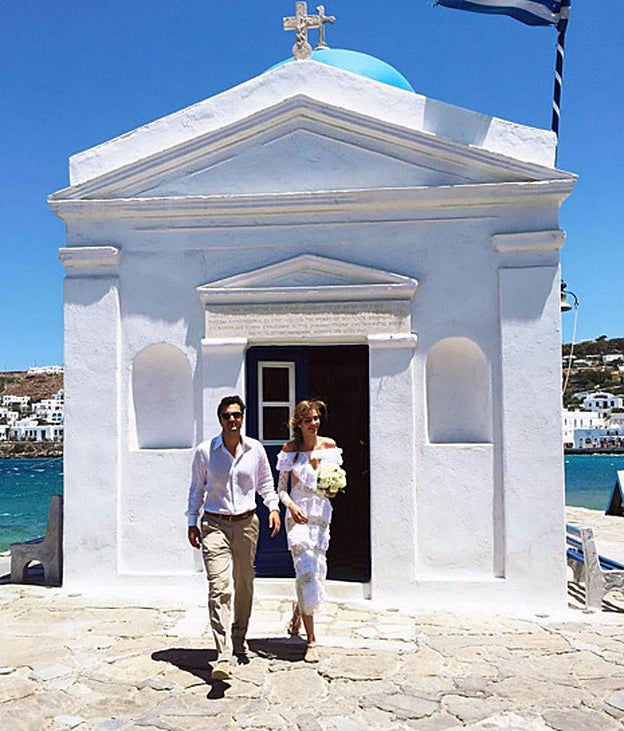 Los novios tras la ceremonia civil