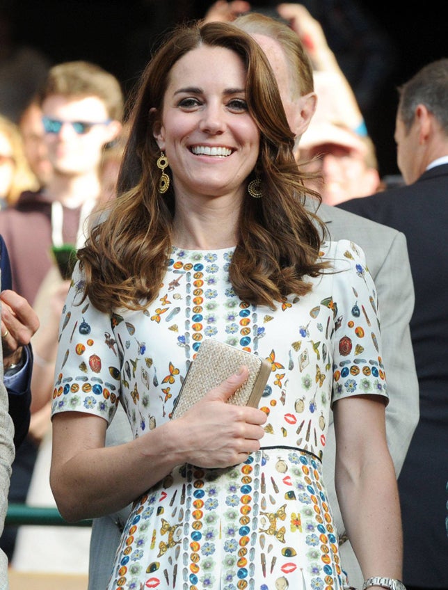 LA Duquesa de Cambridge sí que estaba entusiasmada con el partido, y esta vez lo decimos en serio. Kate Middleton se mostró atenta a cada tanto en la pista, como nosotras a su look: este original vestido estampado de Alexander McQueen, que combinó con clutch de rafia de LK Bennet.