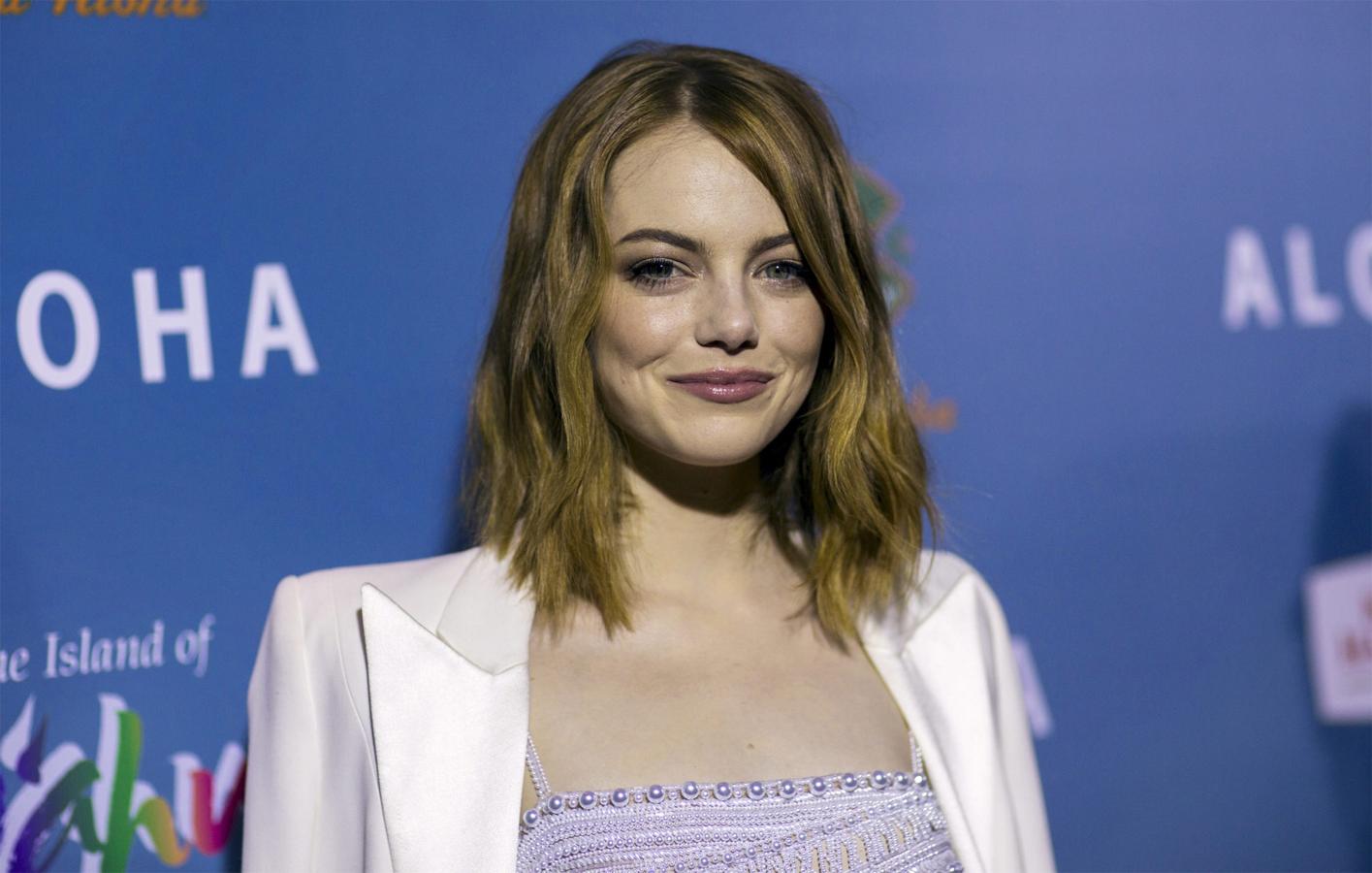 Emma Stone con long bob a la altura de la clavícula, peinado con ondas rotas.