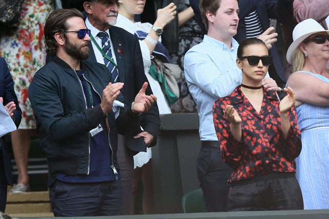 La modelo acompañó a su novio a ver las finales femenina y masculina de Wimbledon, mostrando una gran euforía y máximo interés en el partido, como se puede aprecier en la imagen. Sí, es irónico, el aburriemiento de Irina Shayk parece más que evidente.