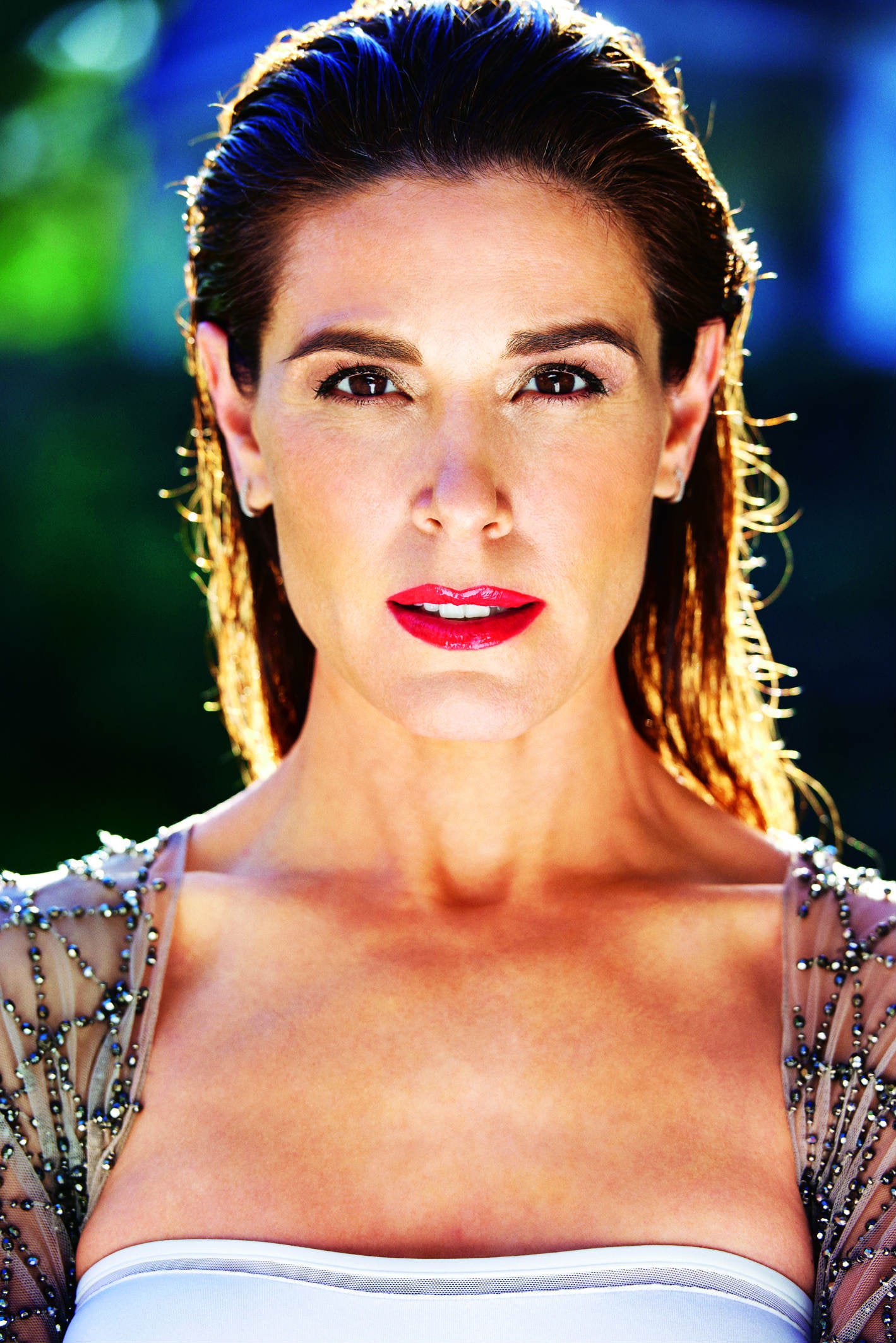 Kimono con pedrería de Bdba y pendientes de Tous. Estilismo: Pilar Lara. Maquillaje y peluquería: Mauro Saccocini (Ana Prado) para Yves Saint Laurent.