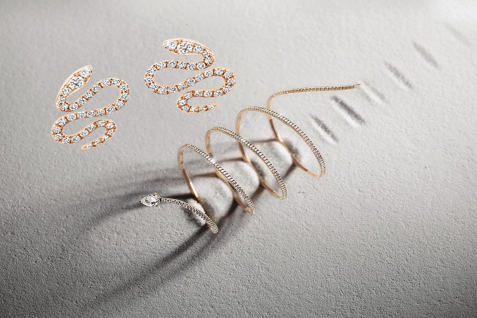 Un elegante e ingenioso brazalete con minimuelles invisibles incorporados, que simula el zig zag de una serpiente, es la última creación de Valérie Messika. Snake se llama este modelo, realizado en oro y diamantes, y en diferentes tamaños y versiones, desde un anillo a los pendientes de la imagen.