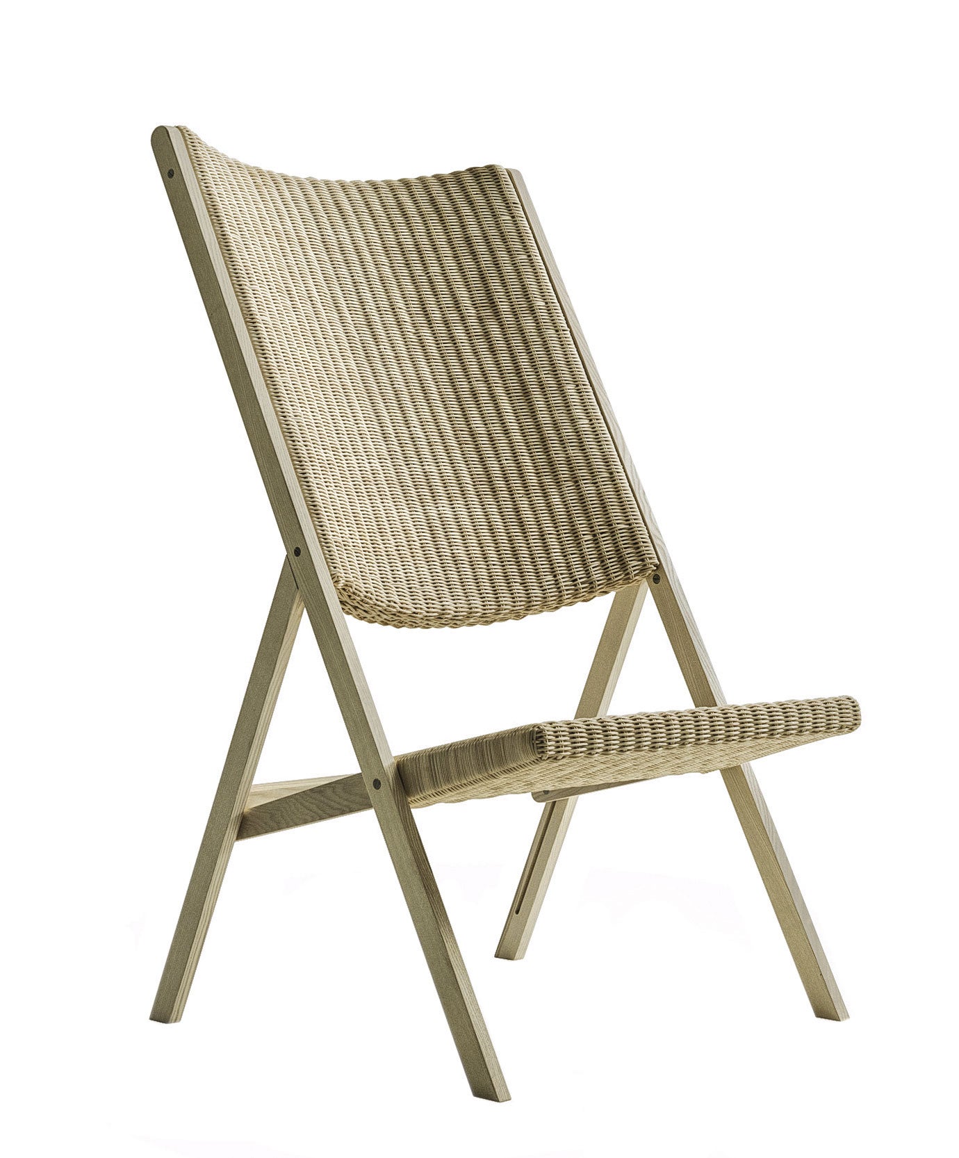 En la arena (o el porche, la terraza, el jardín...), pero con un icono del diseño. Esta silla plegable la firma Gio Ponti. www.molteni.it.