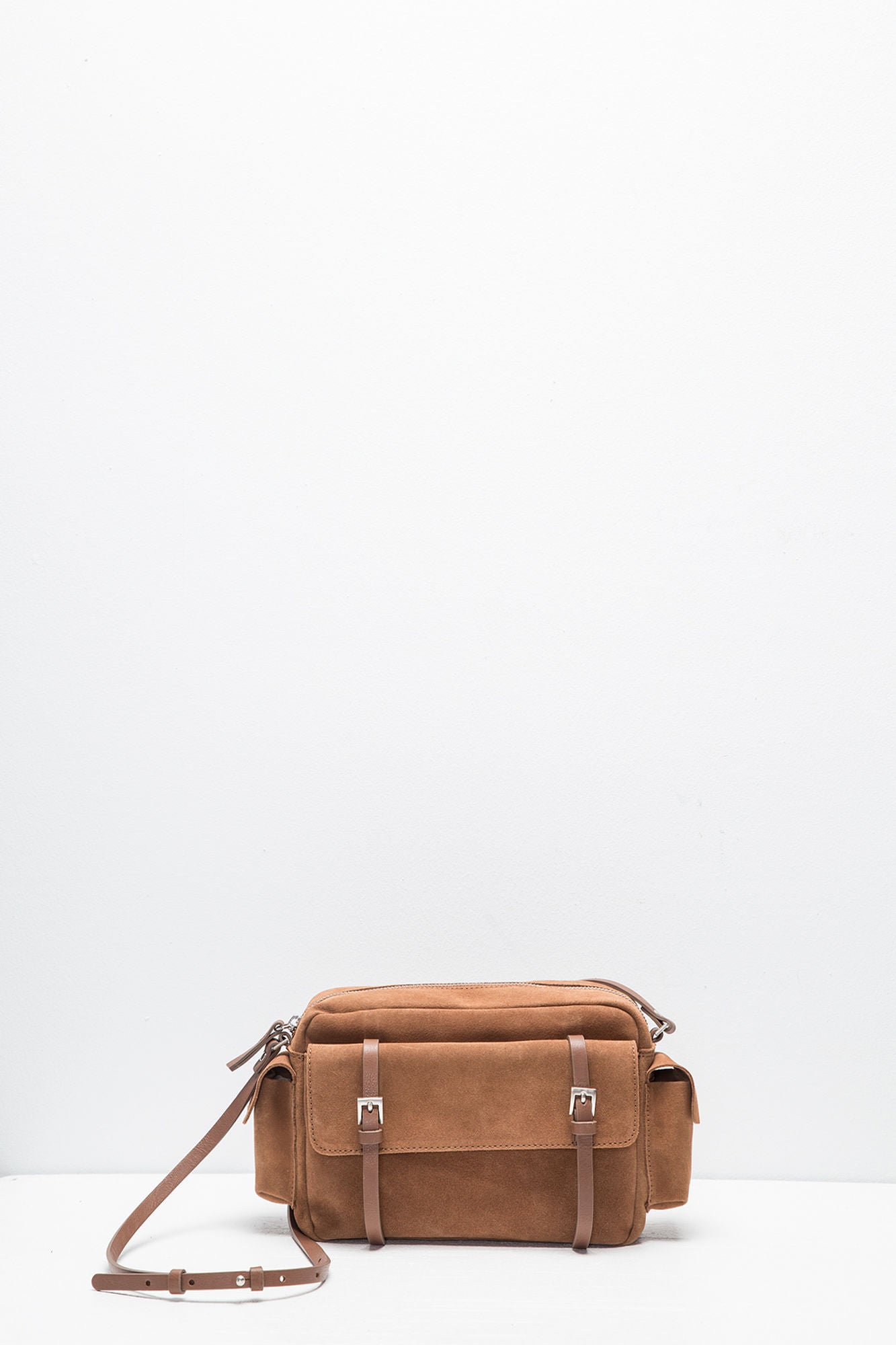 Bolso tipo bandolera perfecto para los looks más casual (Precio rebajado de 69.99 euros a 34.99 euros).