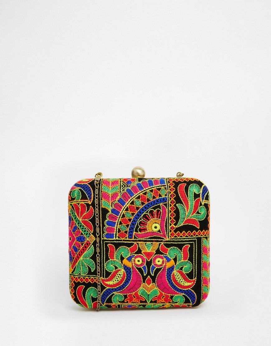 ¿Buscas un clutch de fiesta? Este que encontrarás en Asos es ideal por su alegre colorido (Precio rebajado de 76.99 euros a 49.99 euros).