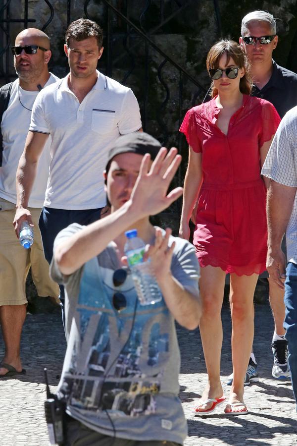 Aquí vemos a Jamie Dornan y Dakota Johnson listos para rodar otra escena en el castillo medieval de Roquebrune en la Costa Azul de Francia.