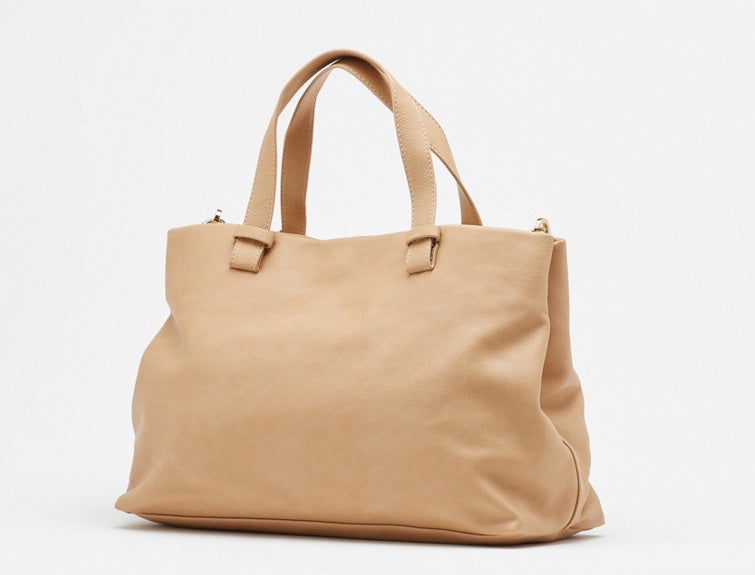 Un básico para el día a día, este bolso tipo shopper en color camel (Precio rebajado de 22.99 a 11.99 euros).