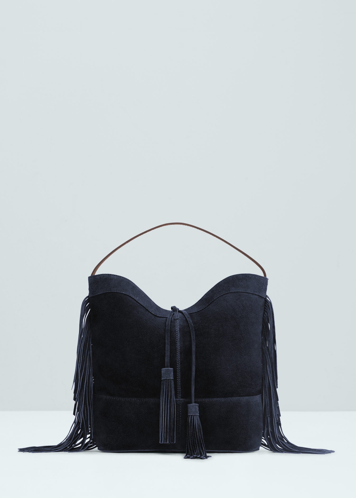 Con flecos y en azul marino, una de las propuestas de Mango (Precio rebajado de 49.99 euros a 24.99 euros).