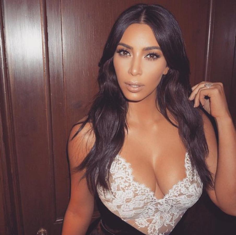 No toda la atención de Kim Kardashian se va a su culo. Ella está bien orgullosa de sus pechos, perfectamente operados para la ocasión.