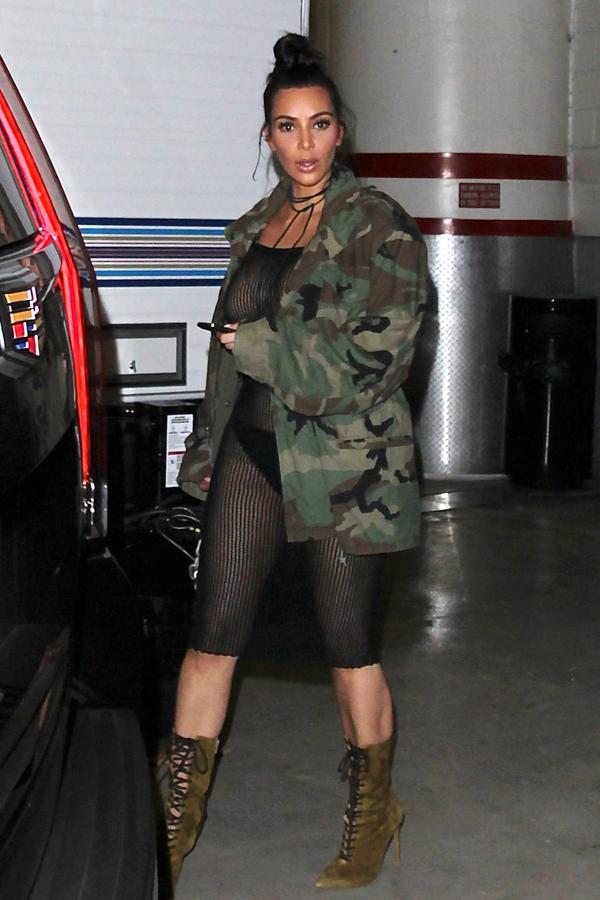 Aquí parece que han sorprendido a Kim Kardashian con transparencias y desnuda... Nada más lejos de la realidad: sujetador color carne.