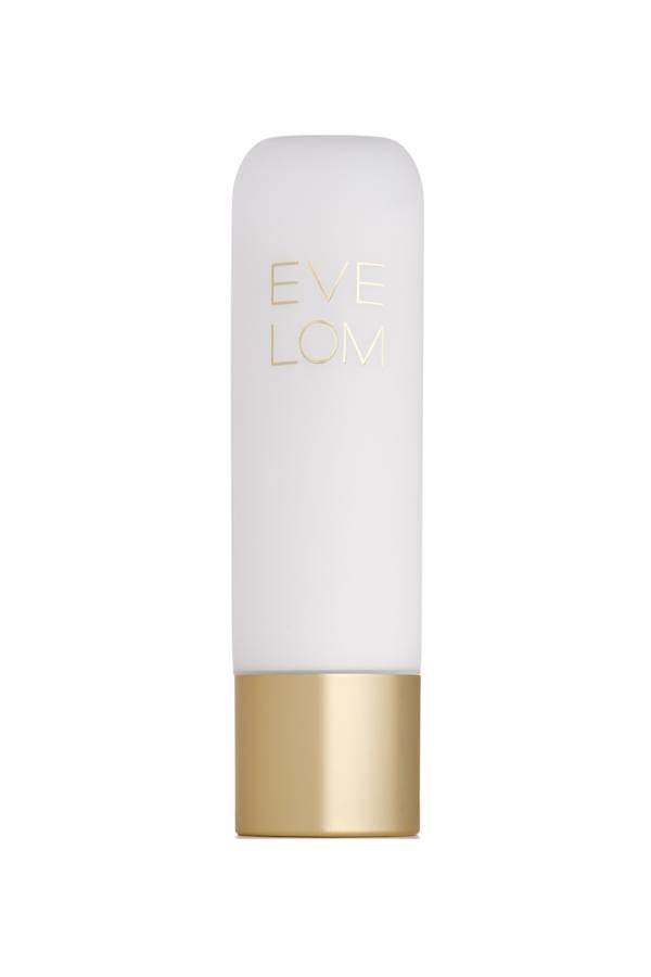 Tratamiento iluminador que, aplicado antes de la base de maquillaje, reduce los poros, suaviza las líneas de expresión e iguala el tono de la piel. Ideal para las pieles más maduras y secas. (50€)