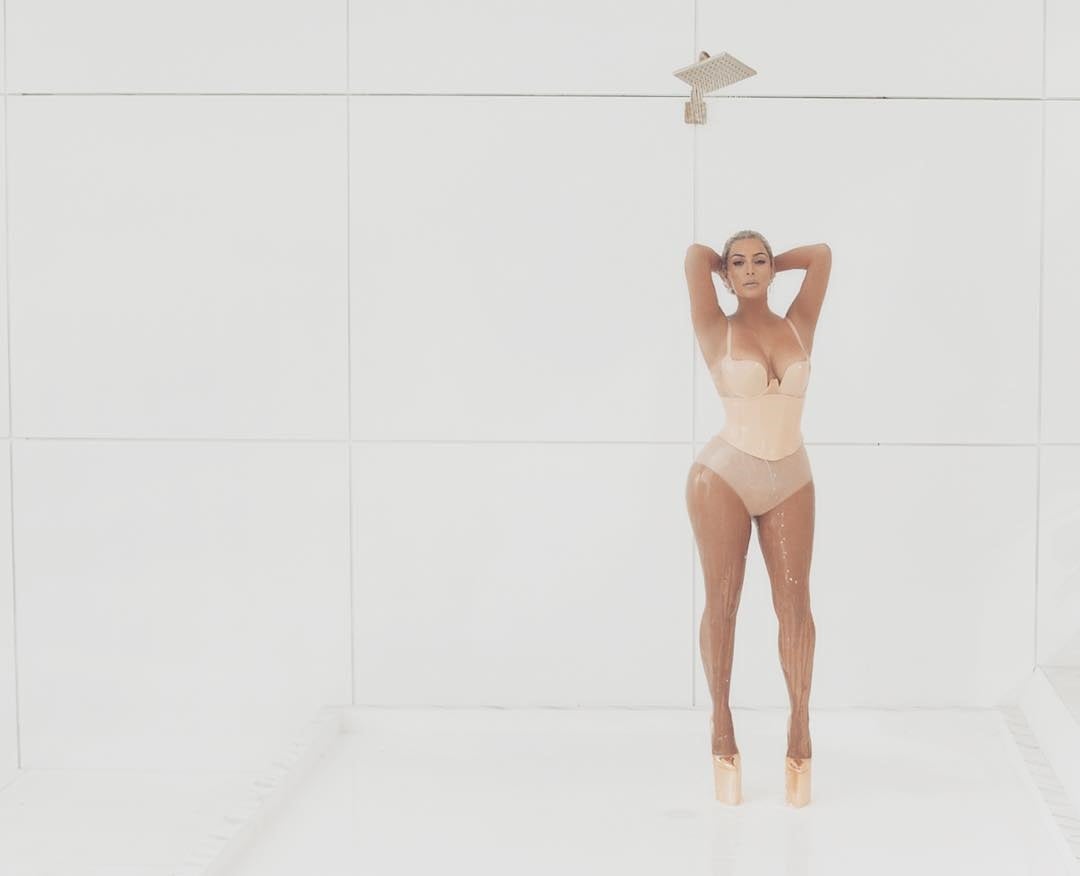 Con un diminuto conjunto de latex, Kim Kardashian sube la temperatura en el vídeoclip 'Milf', Atentos a los tacones, casi tan imposibles como sus curvas. ¿Sexy?